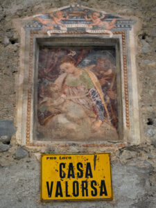 L'affresco sulla facciata di Casa Valorsa